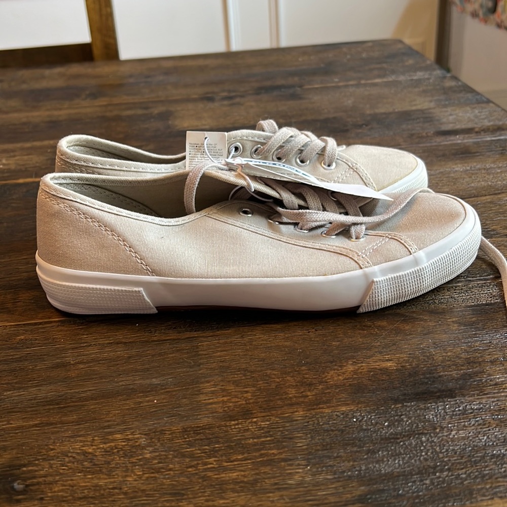 New with tag Old Navy sneakers, size 7